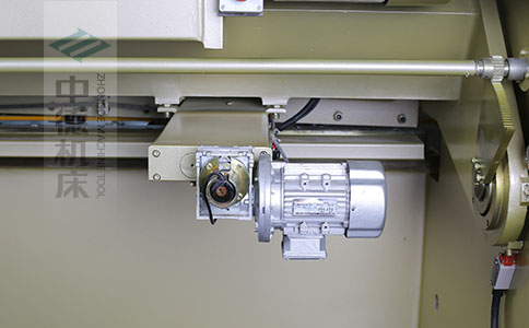 ZDS-840剪板機后檔料結構，平行度高，并采用國內一流品牌軸承，耐磨抗壓壽命長.jpg
