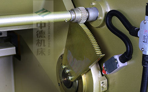 ZDS-1032采用高精度刀片間隙調節齒輪,經過淬火高硬度又耐磨,表面鍍鋅不生銹,長年累月使用依然有很高的調節精度.jpg ZDS-1032采用高精度刀片間隙調節齒輪,經過淬火高硬度又耐磨,表面鍍鋅不生銹,長年累月使用依然有很高的調節精度.jpg
