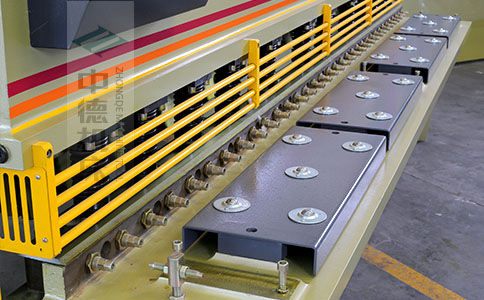 ZDS-1032剪板機采用滾珠前托料板,不劃傷不銹鋼板材表面,并采用高品質壓料油缸,不滲油不會在板材表面留有油污.jpg ZDS-1032剪板機采用滾珠前托料板,不劃傷不銹鋼板材表面,并采用高品質壓料油缸,不滲油不會在板材表面留有油污.jpg